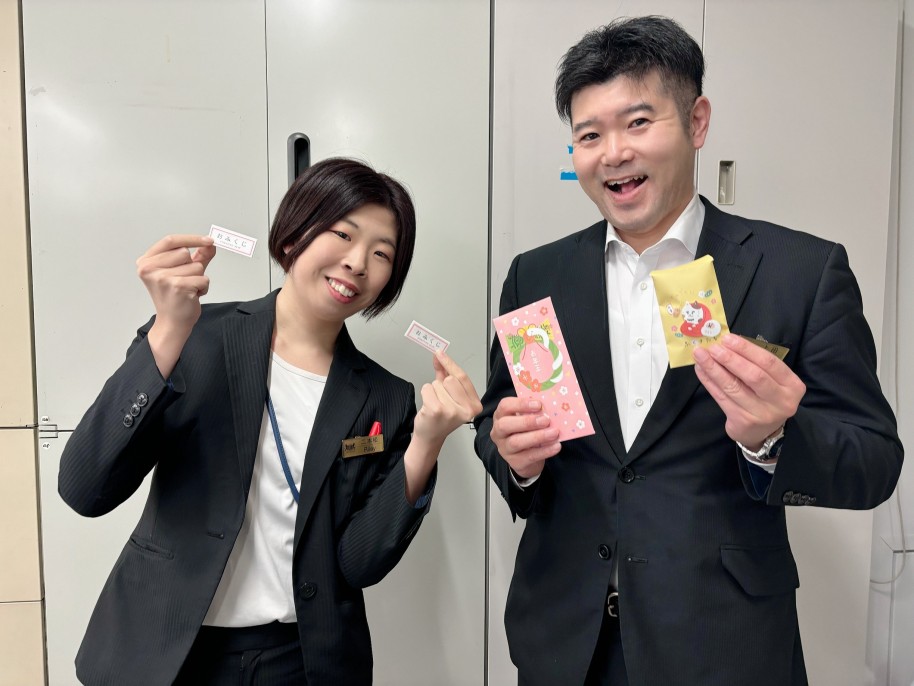 おみくじを持つプランナー