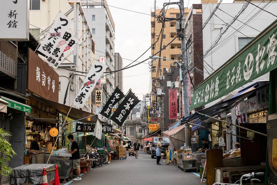 東京観光ツアー　築地での食べ歩きから食文化紹介