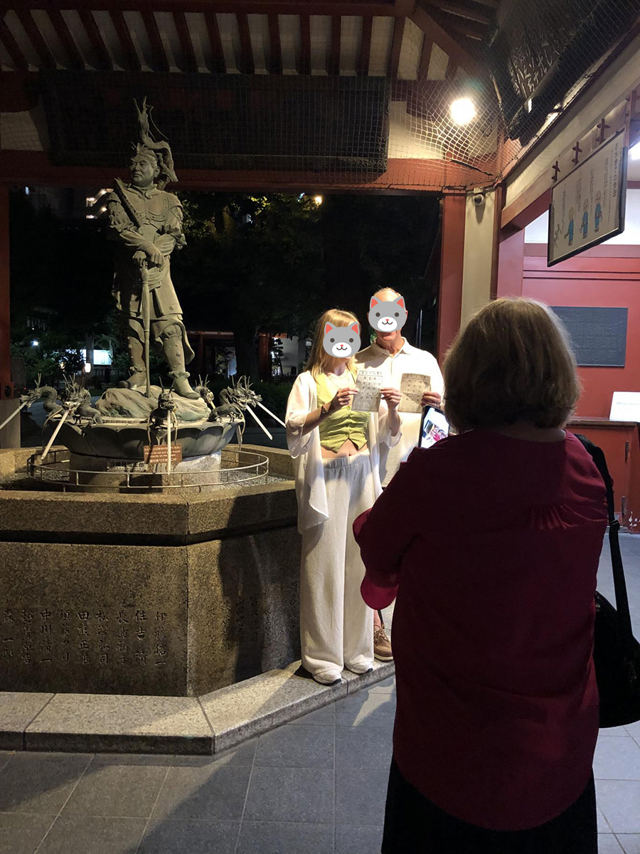 良いくじを引いて喜ぶゲスト